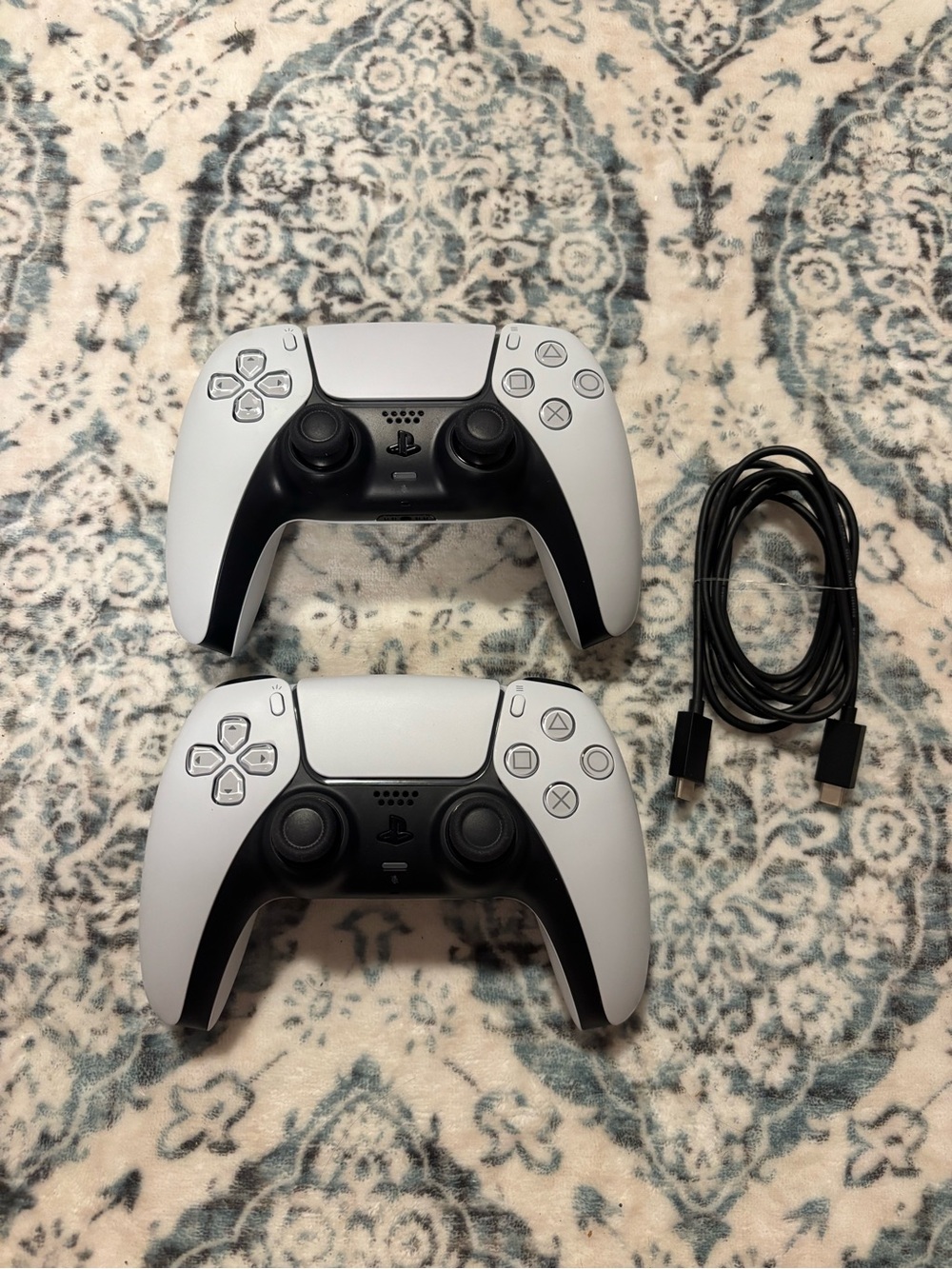 Sony PlayStation DualSense Wireless Controller - White Set of 2 - Picture 5 of 6